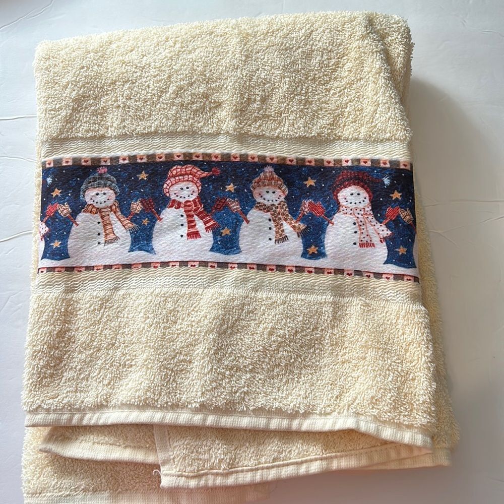 SATURDAY KNIGHT LTD Cream Blue Snowman Bath Towel Decorative NWT Winter Holiday